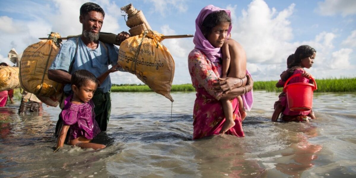 Rohingya Refugees crossing river