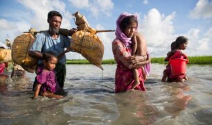 Rohingya Refugees crossing river