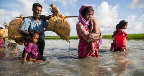 Rohingya Refugees crossing river