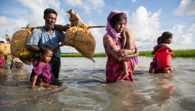 Rohingya Refugees crossing river